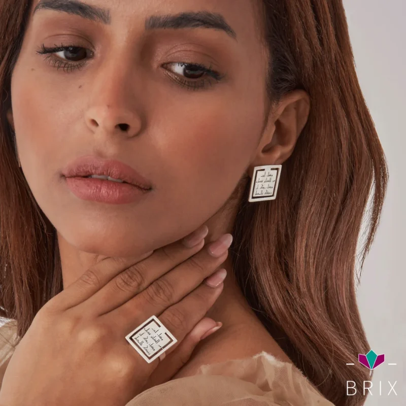 مجوهرات فضية بتصميم عربي معاصر